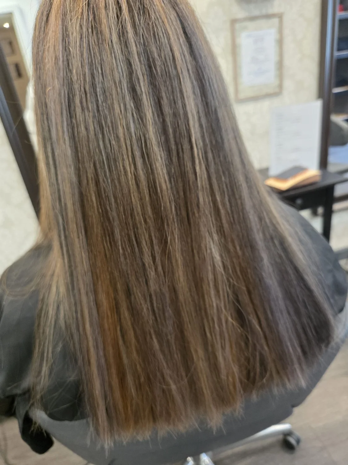 Silbrig-blondes Farbergebnis in Nahaufnahme aus dem Hairlounge by S Style